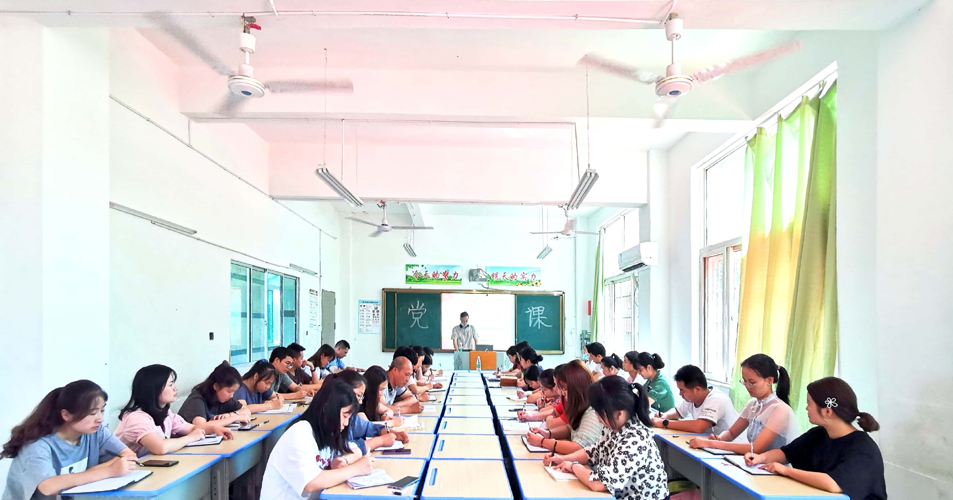 衡陽市蒸湘區(qū)仁愛實驗中學(xué)|衡陽全日制|全寄宿|全封閉|半月假制初級中學(xué)